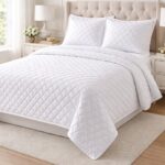 Quilted Bedsheet with Pillows